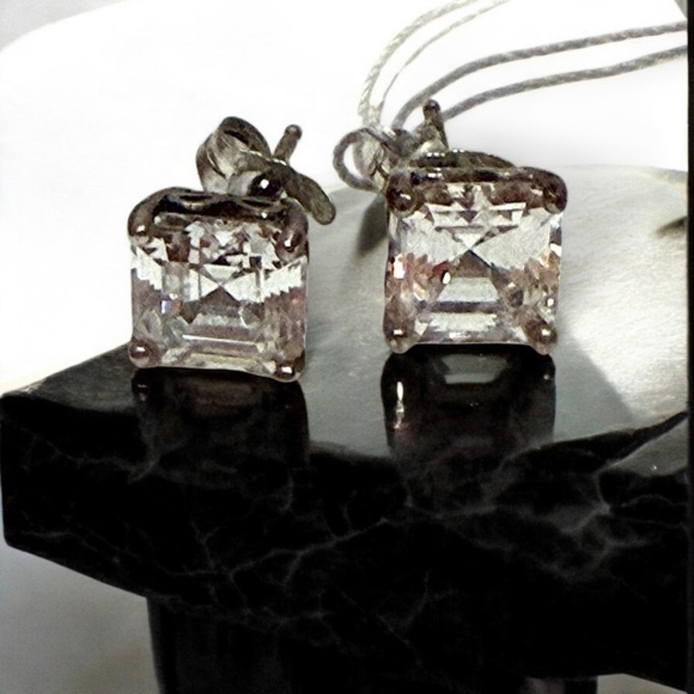 💎 Elegant Silver Stud Earrings – Modern Crystal Sparkle Jewelry